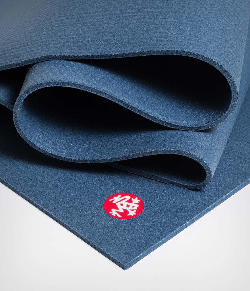 Manduka - Toalla de yoga para alfombra, antideslizante y de secado rápido  para yoga caliente con puntos de agarre inferior de goma, 68 pulgadas de